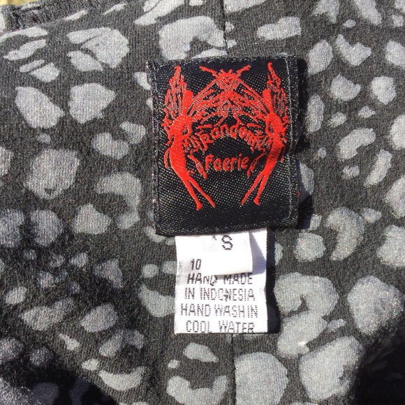 Random Faerie Leopard Cutout Capri Leggings - Picture 4 of 5